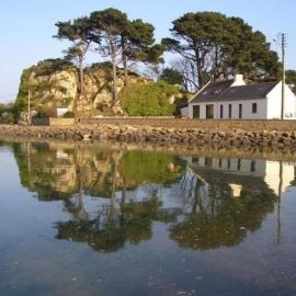 Reposant, Calme, Vue Mer imprenable à 2 m de l'eau, Petit Port Typique Breton, hotel v destinácii Penvénan