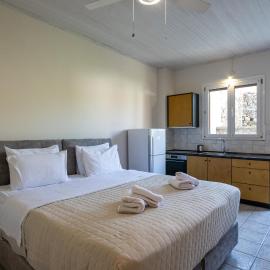Mythos Suites-Hermes apartment, хотел в Метони