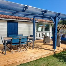 Joli chalet exotique à Biscarrosse-Lac, hôtel à Biscarrosse