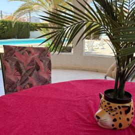 Ideal pool chalet WBR, hotel in La Mata