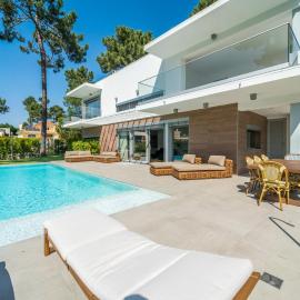 차르네카에 위치한 호텔 Luxury 4BR Villa w/ Pool & Cinema Golf | By Airnest