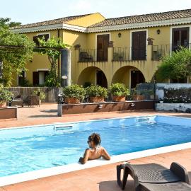 La Terra Del Mezzo, hotel em Riposto