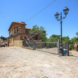 1 Bedroom Beautiful Apartment In Serramezzana, hotell i Serramezzana