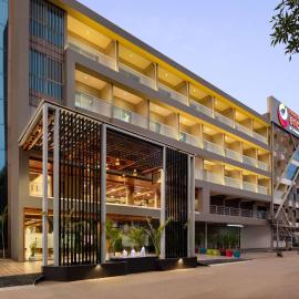 Ramada Encore by Wyndham Viramgam, hotel di Viramgām