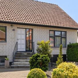 Hel villa med fri parkering centralt beliggende, ξενοδοχείο σε Herning