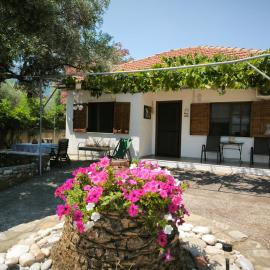 Kinira Seaside House, отель в Коинире