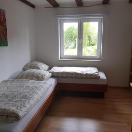Zweibettzimmer mit Bad auf Pferdehof in Much, hotel em Much