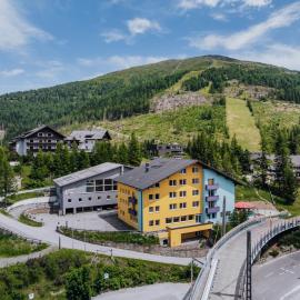 Basekamp Mountain Budget Hotel, хотел в Качберг Хьое