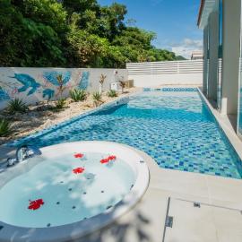 pool villa Sanrriott Okinawa Motobu, hotel in Motobu