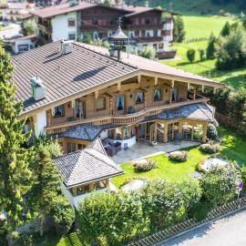 Haus Wildschütz by Hotel Tirolerhof, hotel v Tuxe