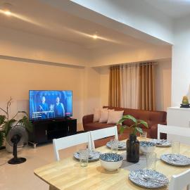 Affordable Family Loft Condo near Mactan Airport by A&C, hotell i Mactan Cebu International
