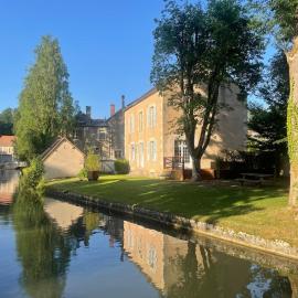 Le Douze, au bord de la rivière, hotel v destinácii Donzy