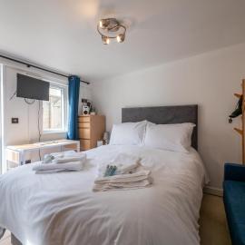 Auntie Bett's - Cosy Double Bedded Ensuite Room with Mini Kitchen, Hotel in Kingsbridge