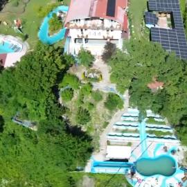 444 guest house chinti, hotel u gradu Zhinvali