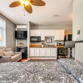 Steps to Smith Mountain Lake: Unit w/ Pool Access!, hotel u gradu Huddleston