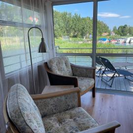 Bo på husbåt med egen badplats, hotel di Gamleby