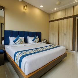 The Sky Comfort Hotel Brahm Sambandh - 150 mtr from Shrinathji Temple, hotel in Nāthdwāra
