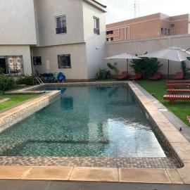 Apries de Sais - Villa de charme avec piscine، فندق في Aogan