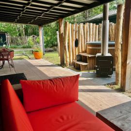 TinyLodge with hottub, hotel v destinaci Diessen
