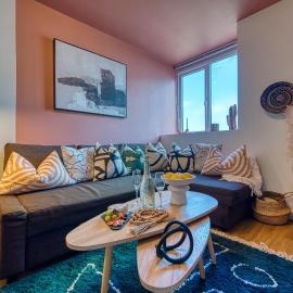 Modern 2BR Apartment Parking Sleeps 6 Near University & Gunwharf WiFi