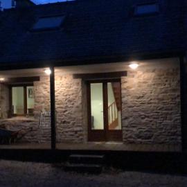 Petite maison de campagne avec jacuzzi – hotel w mieście Lannéanou
