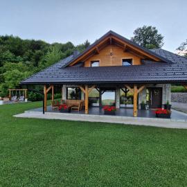 Šumski raj, hotel a Desmerice