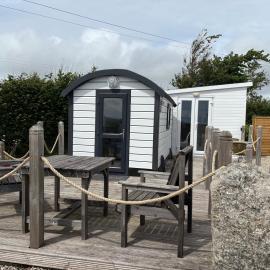 Estuary View - Cosy Shepherds Hut for Two with Private Facilities, hotel in Kingsbridge