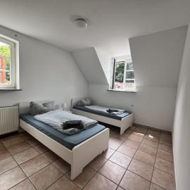 13 Worker Apartments - Single Beds - Free Parking - 10 min Cologne-City