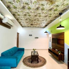 2bhk Sparkling Apartment with POOL, Hotel in Vagator