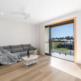 Spacious Modern 6BR Family Home in Pallara QLD، فندق في Doolandella
