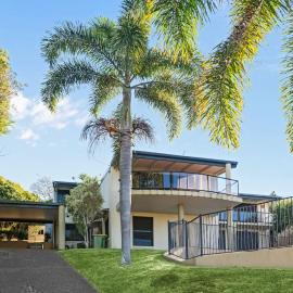 Coastal Family Escape with Pool Balcony and Bay Views, Hotel in Ormiston