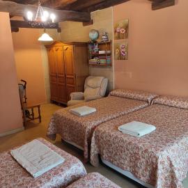 Sagardikoetxea HABITACIONES CON BAÑO EN CASA RURAL, hotel in Oskotz