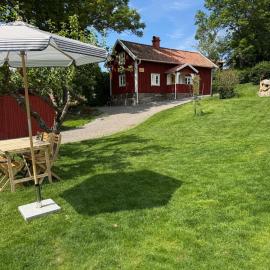 Newly renovated & close to nature cottage in rural location, hotel a Huskvarna