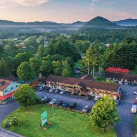 The Pineola, hotel i Newland