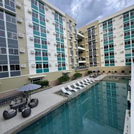 Berkeley Breeze Staycation, хотел в Silang