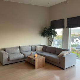 Semi-detached house with lovely views of the city fjord, хотел в Askøy