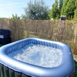 jacuzzi e giardino privato - 10 minuti lago maggiore - con parcheggio - vicino malpensa MXP, hotel in Somma Lombardo