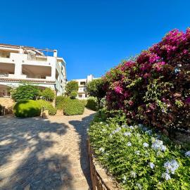 Residence with swimming pool in Porto Rotondo, apartments with air conditioning and private outdoor area