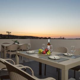 Fyllianos Apartments، فندق في Plátanos