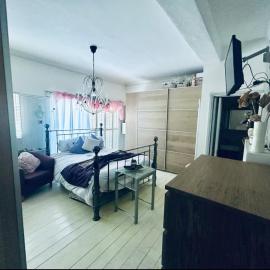 Private room with en-suite and private entrance