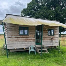 Tick Bridge cabin, hotel in Lyonshall