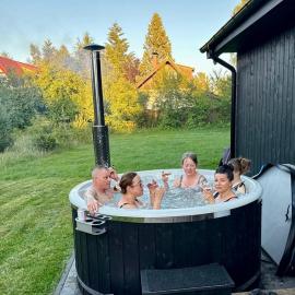 Ślusarnia-domek z sauną i balią nad jeziorem, Kaszuby, hotel v destinaci Żuromino
