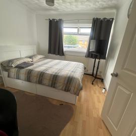 Double Room in a 3-bed house, hotel in Havant