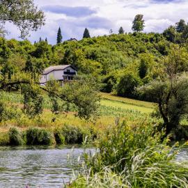 Korana River Retreat with Sauna & Jacuzzi and View by Destination GREEN Croatia, hotell i Barilović