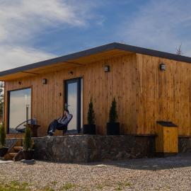Cozy Cube - tiny house، فندق في Şaru Dornei