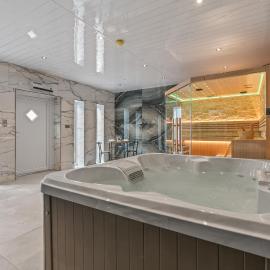 Cinema Studio Room with Spa Facilities For Couples, готель у місті Кардіфф
