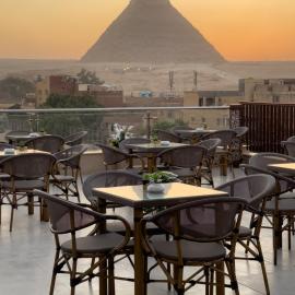 AKHNATON Pyramids View Hotel With Rooftop Access & free airport pickup