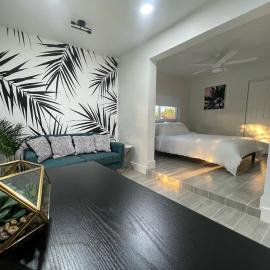 The Vice City Suite - Private stay with Free Parking in the Heart of Miami โรงแรมในไมอามี
