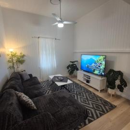 Charming 4BDR inc separate studio, newly renovated