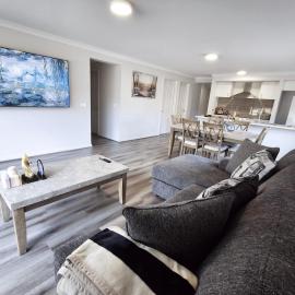 Contemporary Coastal Retreat, hotel in Loch Sport